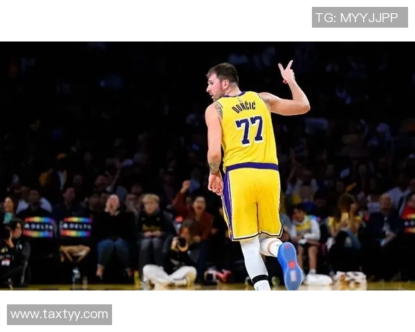 镜头捕捉：东契奇赛场小动作引发热议